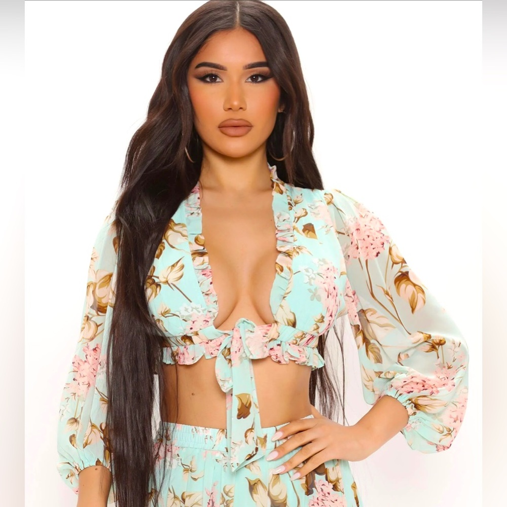 Fashion Nova Believe in Us Floral Crop Blouse